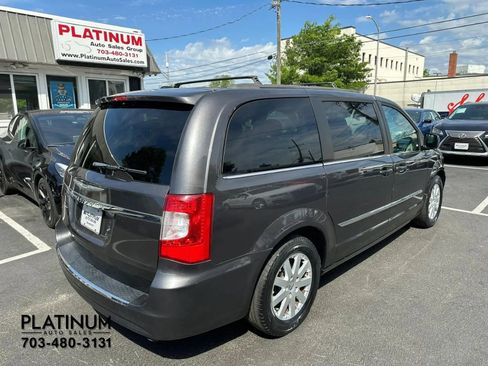 Used 2015 Chrysler Town & Country Touring FWD image 5