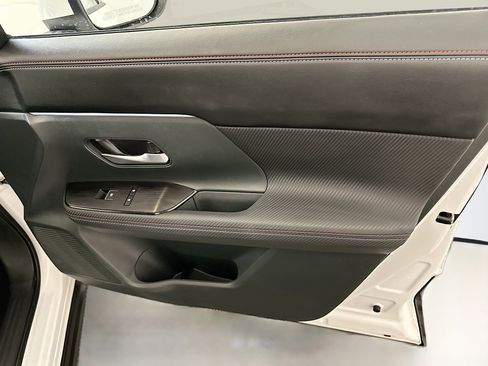 Used 2025 Nissan Kicks SR image 32