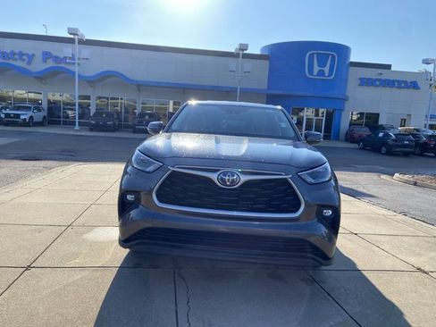 Used 2023 Toyota Highlander LE FWD image 3