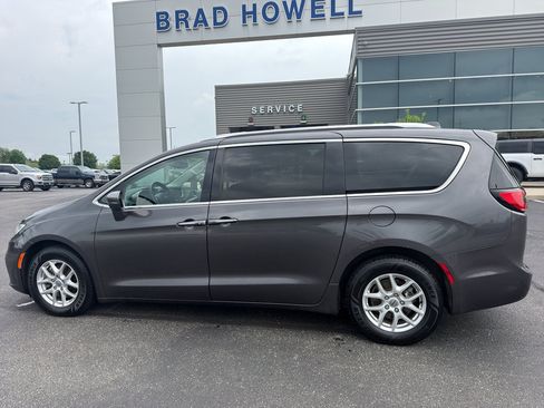 Used 2021 Chrysler Pacifica Touring-L FWD image 9