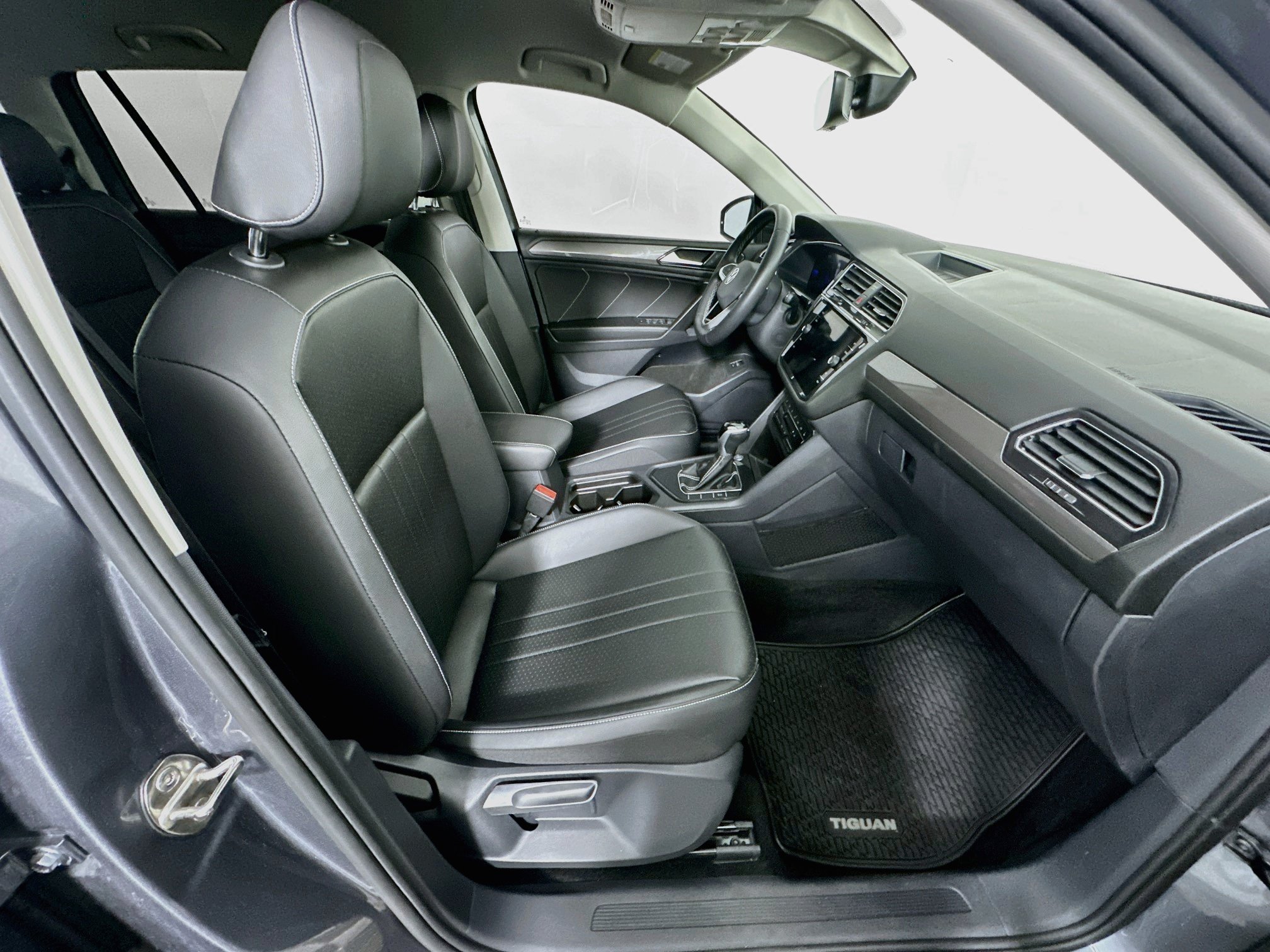 Used 2023 Volkswagen Tiguan SE FWD image 34