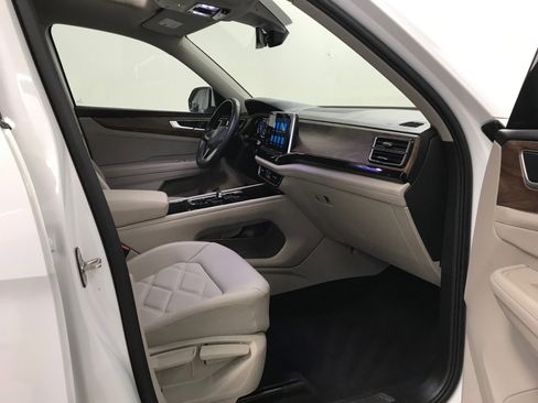 Used 2024 Volkswagen Atlas SE AWD/4WD image 19
