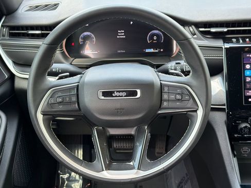 Used 2023 Jeep Grand Cherokee Altitude RWD image 25
