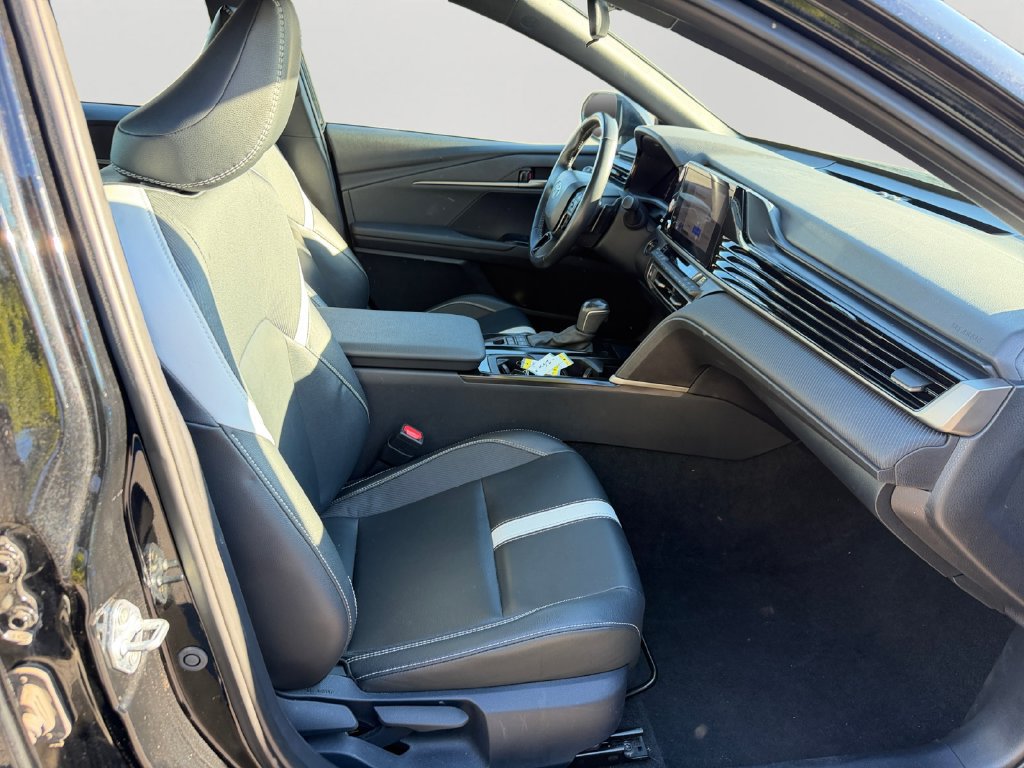 Used 2025 Toyota Camry Hybrid FWD image 11