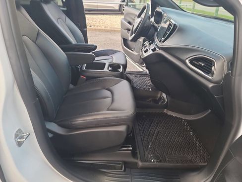 Used 2025 Chrysler Pacifica Select image 36