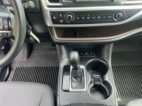 Used 2018 Toyota Highlander LE image 12