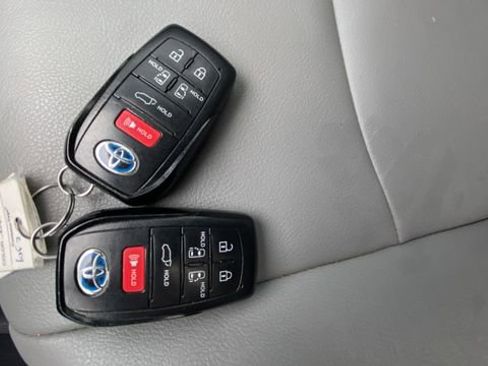 Used 2021 Toyota Sienna XLE w/ XLE Plus Package FWD image 21