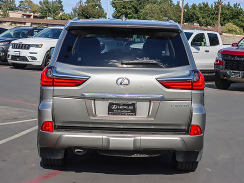 Used 2018 Lexus LX 570 4WD image 3