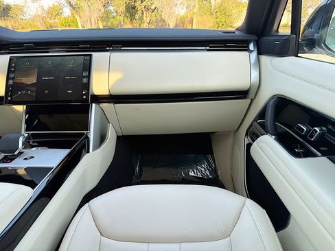 Used 2025 Land Rover Range Rover SE image 19