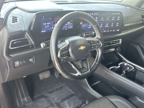 Used 2025 Chevrolet Traverse LT FWD image 13