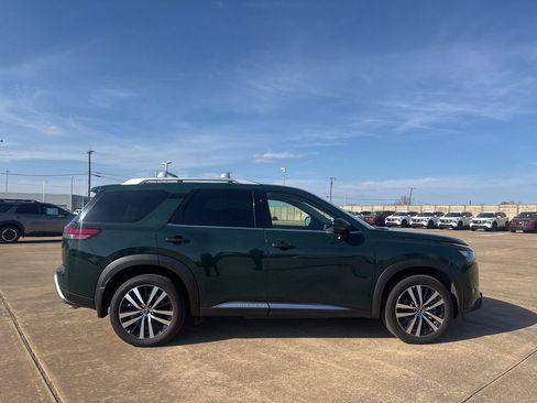 Used 2025 Nissan Pathfinder Platinum image 27