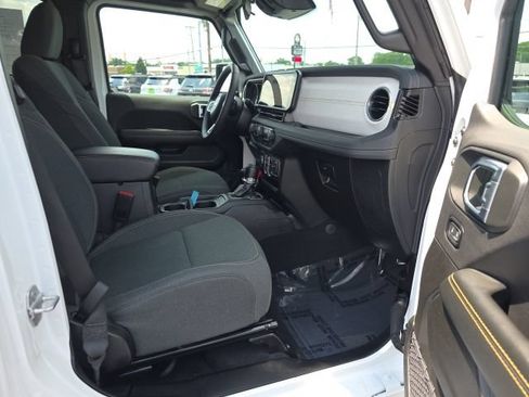 Used 2025 Jeep Wrangler Unlimited Sahara AWD/4WD image 40