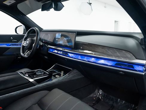 Used 2024 BMW 750e xDrive image 27