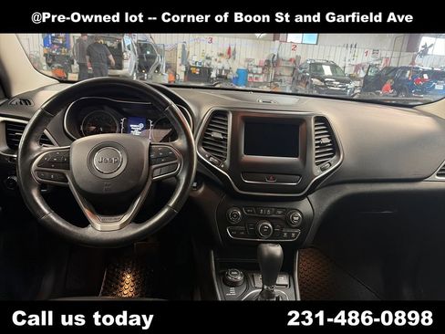 Used 2019 Jeep Cherokee Latitude Plus w/ Cold Weather Group AWD/4WD image 18