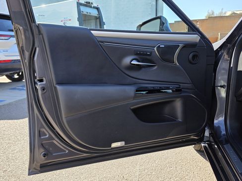 Used 2024 Lexus ES 300h F Sport image 11