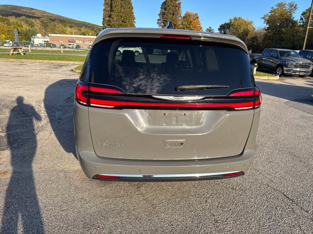 Used 2023 Chrysler Pacifica Touring-L FWD image 19