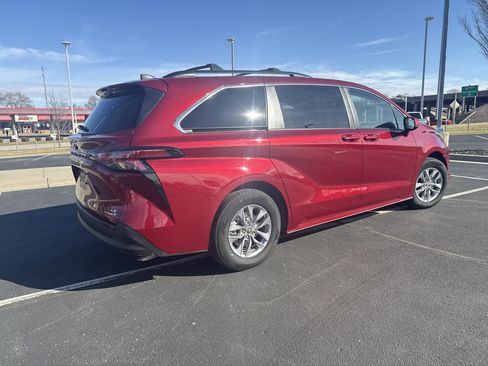 Used 2022 Toyota Sienna LE image 10