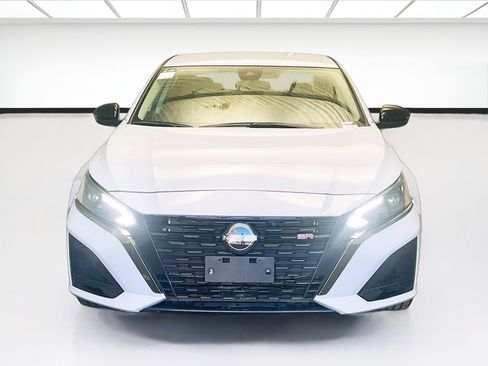 Used 2023 Nissan Altima 2.5 SR image 2