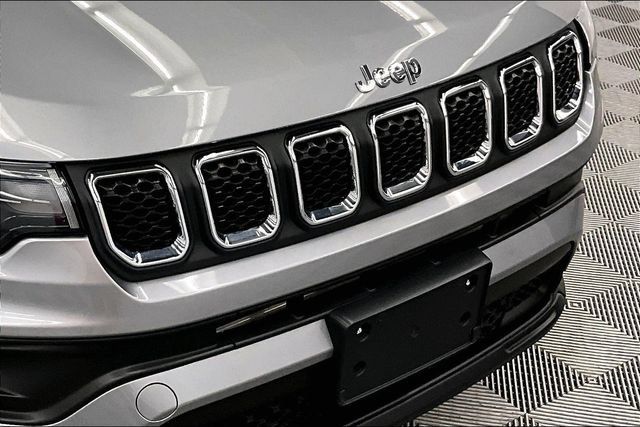Used 2024 Jeep Compass Latitude AWD/4WD image 33