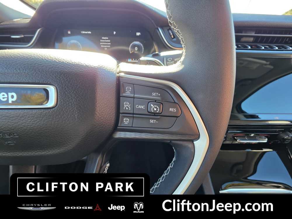 Used 2023 Jeep Grand Cherokee Laredo AWD/4WD image 24