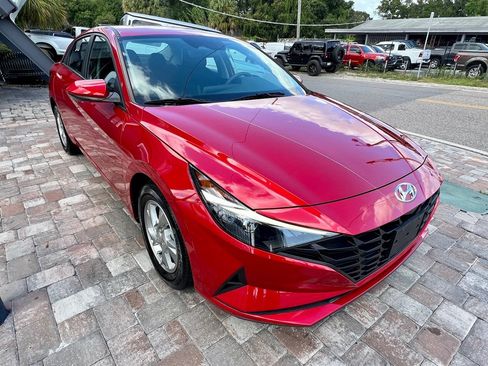 Used 2021 Hyundai Elantra SE FWD image 3