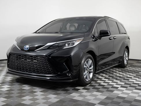 Used 2022 Toyota Sienna XSE w/ XSE Plus Package image 2