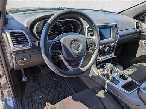 Used 2019 Jeep Grand Cherokee Laredo RWD image 9