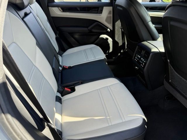Used 2024 Porsche Cayenne AWD/4WD image 21
