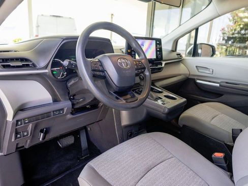 Used 2022 Toyota Sienna LE image 9