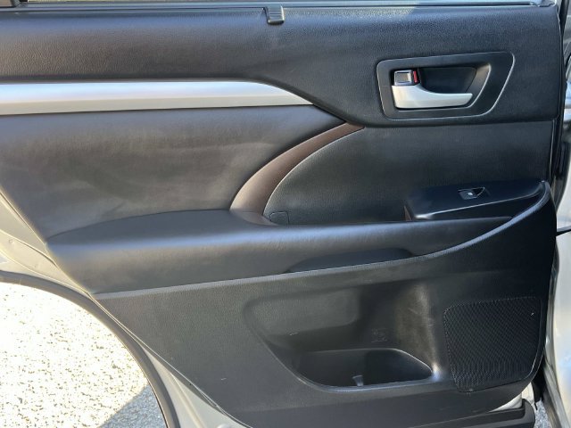 Used 2018 Toyota Highlander XLE AWD/4WD image 20