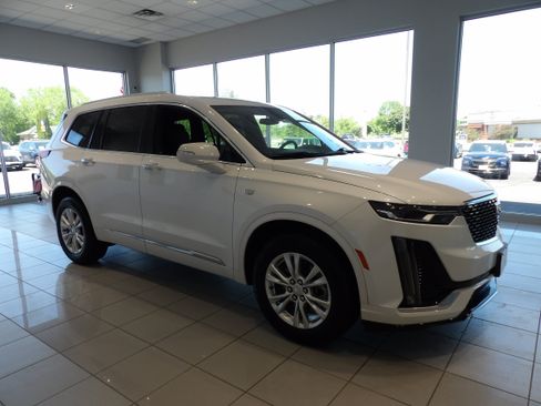 Used 2025 Cadillac XT6 Luxury AWD/4WD image 3