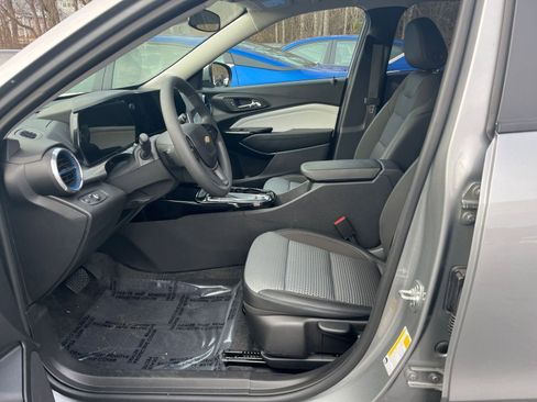 Used 2025 Chevrolet Trax LT image 21