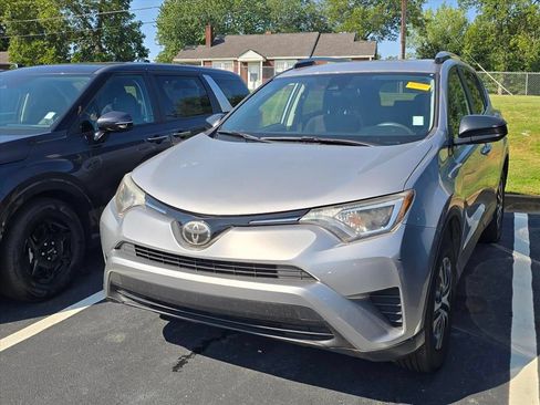 Used 2018 Toyota RAV4 LE FWD image 3
