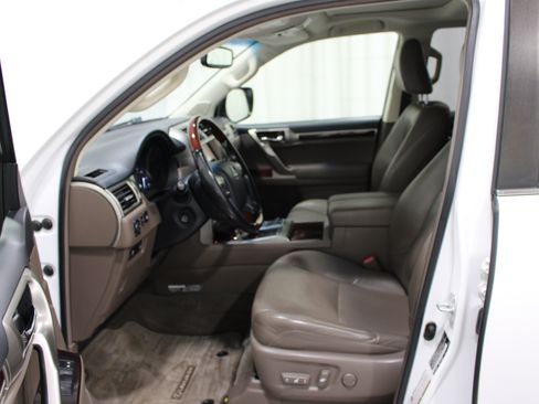 Used 2016 Lexus GX 460 Luxury w/ Preferred Accessory Package AWD/4WD image 3