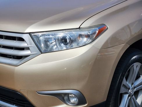 Used 2012 Toyota Highlander Limited w/ Tow Pkg AWD/4WD image 11