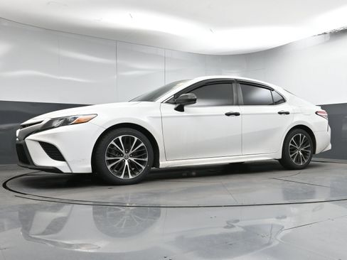 Certified 2020 Toyota Camry SE image 21