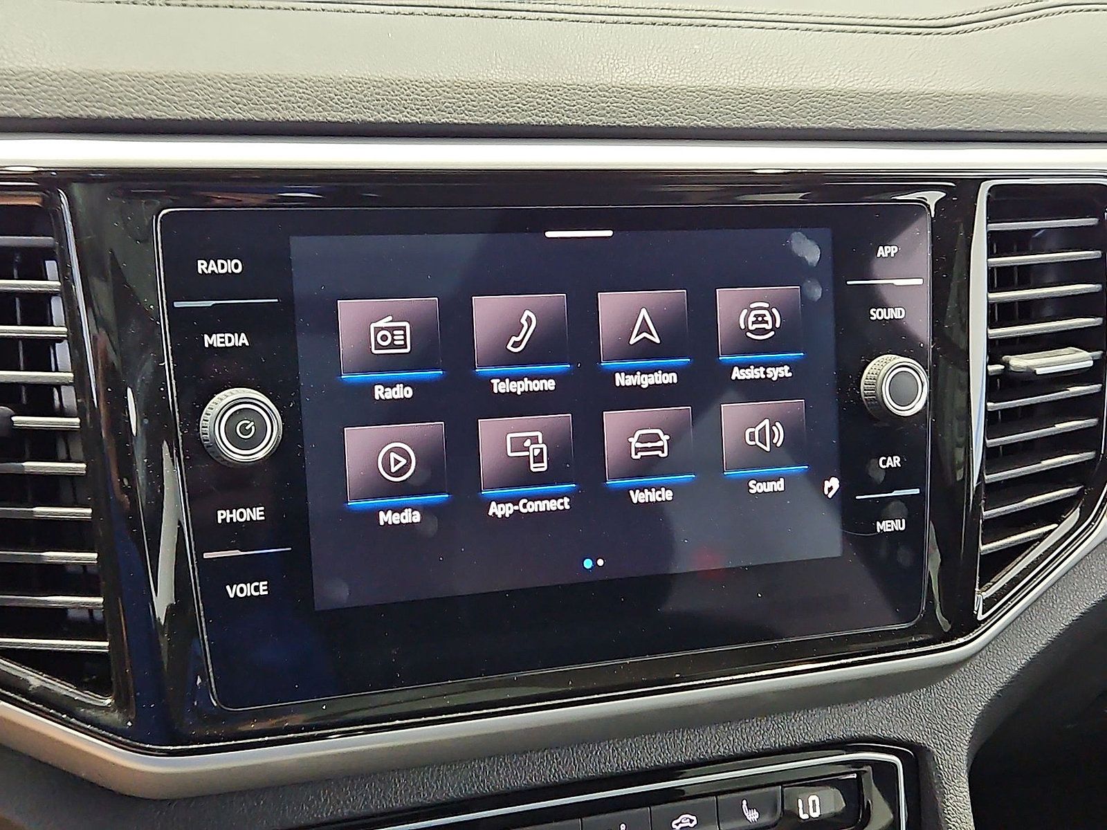 Certified 2023 Volkswagen Atlas Cross Sport SE w/ Panoramic Sunroof Package FWD image 19