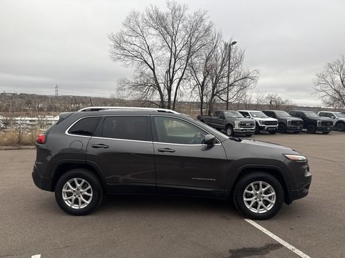 Used 2016 Jeep Cherokee Latitude w/ Cold Weather Group image 8