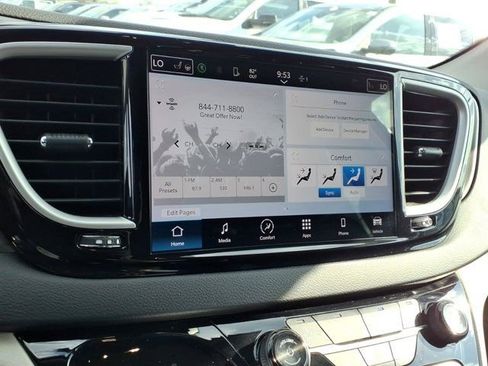Used 2024 Chrysler Pacifica Touring-L FWD image 11