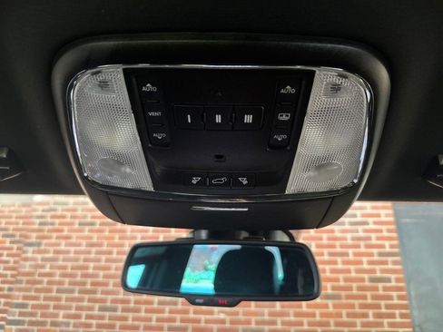 Used 2015 Jeep Grand Cherokee Overland w/ Advanced Technology Group AWD/4WD image 28