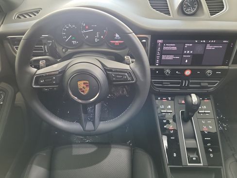 Certified 2026 Porsche Macan AWD/4WD image 6