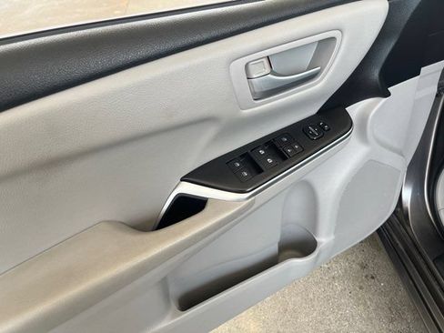 Used 2017 Toyota Camry LE FWD image 17