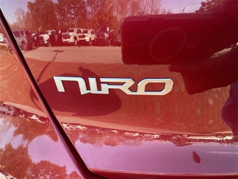 Used 2024 Kia Niro EX image 17