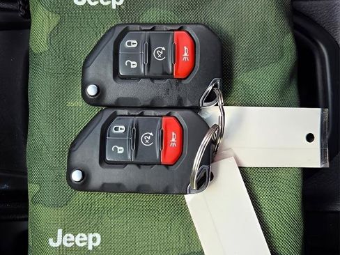 Used 2022 Jeep Wrangler Unlimited Sahara w/ Cold Weather Group AWD/4WD image 29