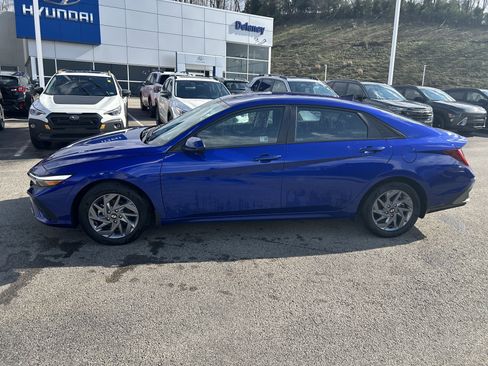 Used 2025 Hyundai Elantra Blue image 12