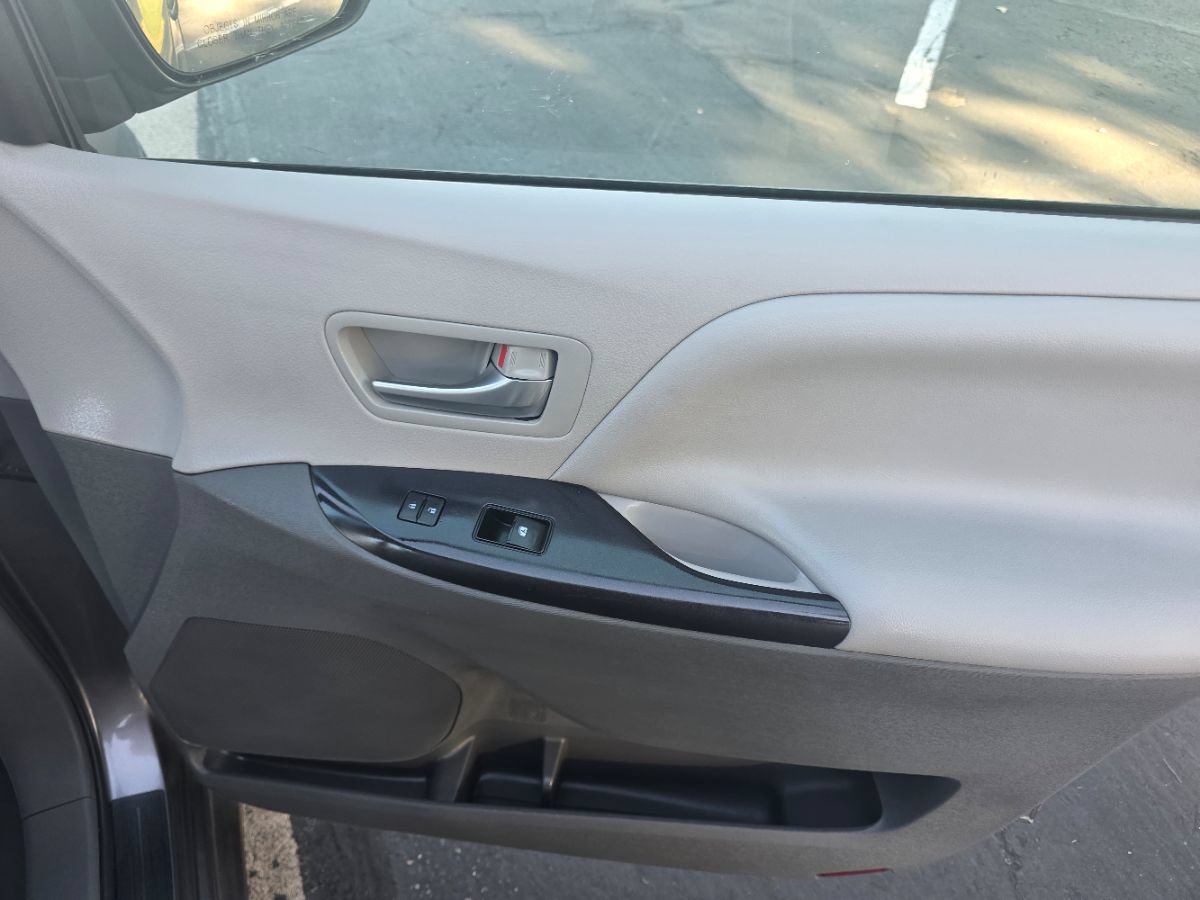 Used 2017 Toyota Sienna LE FWD image 39