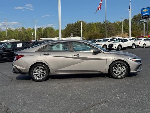 Used 2024 Hyundai Elantra SEL FWD image 2