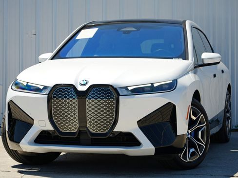 Used 2022 BMW iX xDrive50 w/ Sport Package image 3