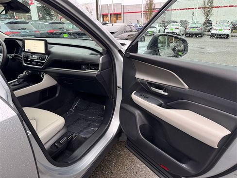 Certified 2025 Toyota Grand Highlander XLE image 10