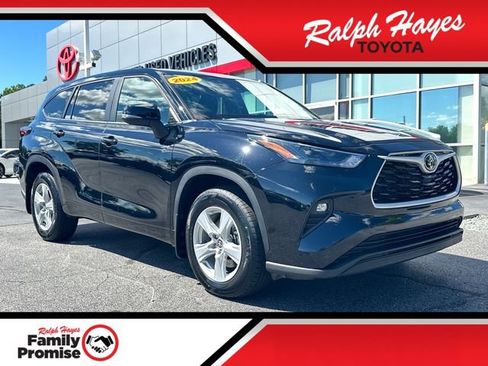 Used 2024 Toyota Highlander LE AWD/4WD image 1